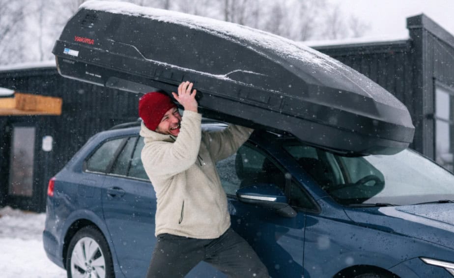 Man struggling to mount a traditional cargo carrier